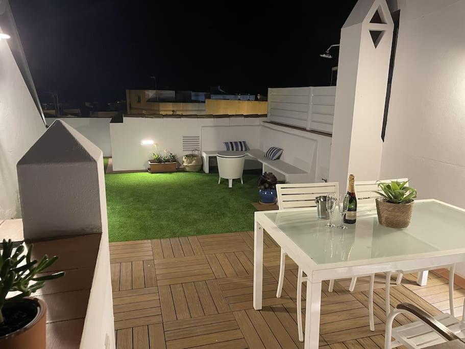 Casa Lola Conil, Azotea Al Mar Y Parking Solo Familias O Parejas Villa โกนิล เด ลาฟรอนเตรา ภายนอก รูปภาพ